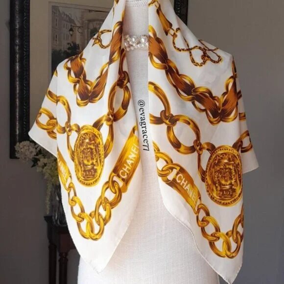 Gorgeous Vintage Chanel Scarf! - Picture 4 of 7